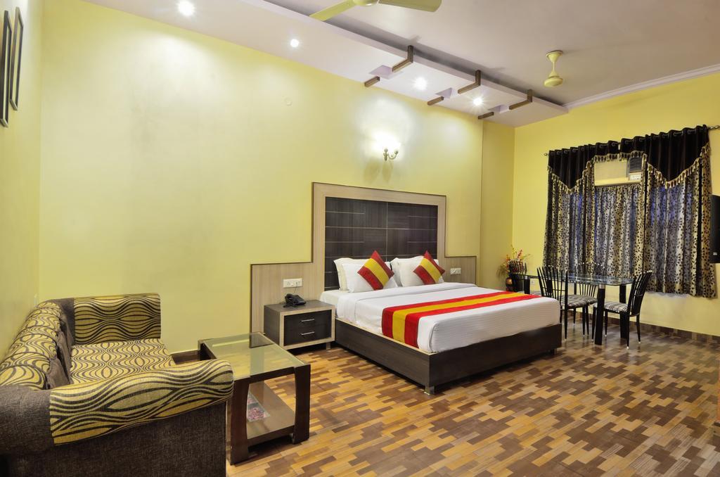 Hotel Roopa International Амритсар Екстериор снимка