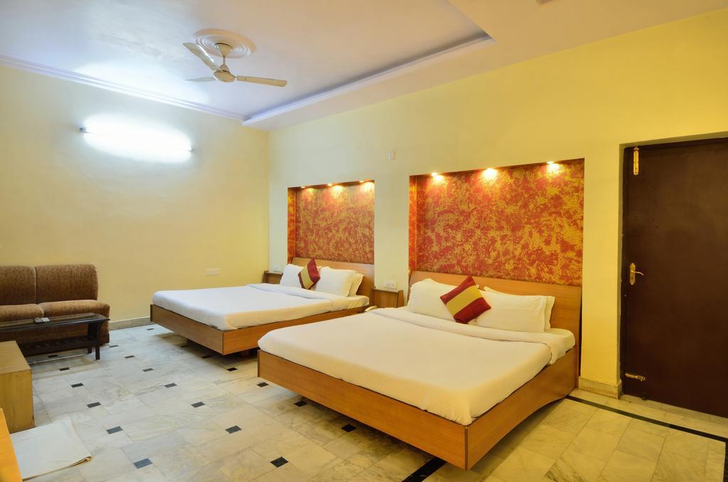 Hotel Roopa International Амритсар Екстериор снимка